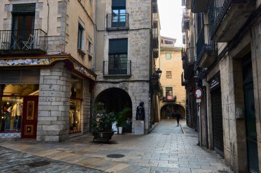 Eski mahallede bir sokak. Girona (İspanya), 15 Ocak 2026. Şehrin tarihi merkezi, Avrupa 'nın en iyi korunan Yahudi Mahallesi' dir..