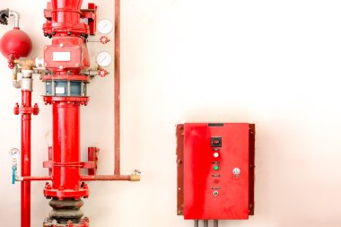 Kırmızı denetleyicisi ve yangın tüpü 