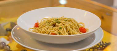 Beyaz tabakta spagetti.