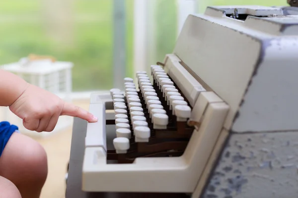 Alte Schreibmaschine und Babyhand — Stockfoto