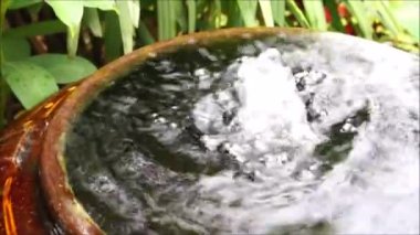 Küçük çeşme suyu kavanoza bebeğin el ile