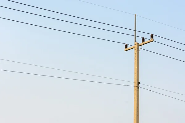 Poste de concreto elétrico com linhas de alimentação — Fotografia de Stock