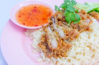 Kızarmış hainanese tavuklu pilav