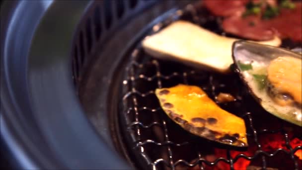 Braten Fleisch und Meeresfrüchte genannt yakiniku — Stockvideo