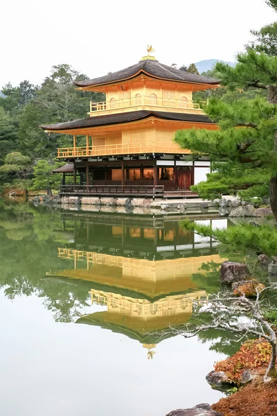 Kinkakuji tempel (het gouden paviljoen — Stockfoto