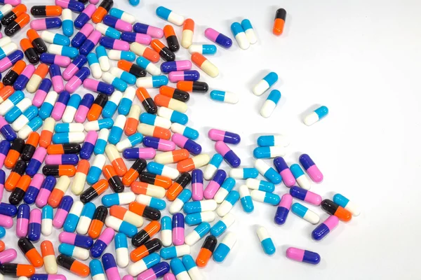 Pílulas de cápsula no fundo branco — Fotografia de Stock