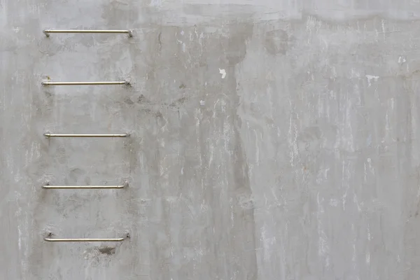 混凝土墙上固定的梯子 — 图库照片