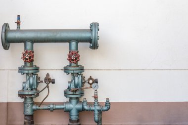 eski boru ve kapı vanası