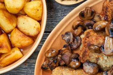 nağmeleme domuz kavrulmuş mantar ve patates