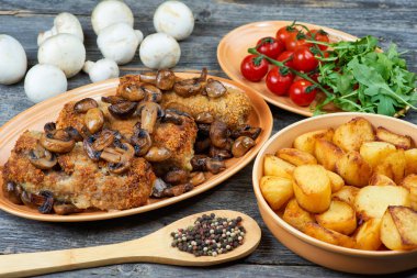 nağmeleme domuz kavrulmuş mantar ve patates