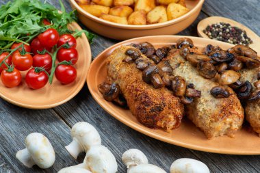 nağmeleme domuz kavrulmuş mantar ve patates