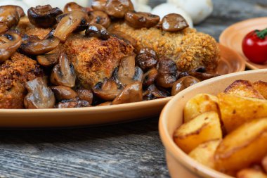 nağmeleme domuz kavrulmuş mantar ve patates