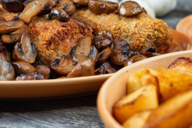 nağmeleme domuz kavrulmuş mantar ve patates