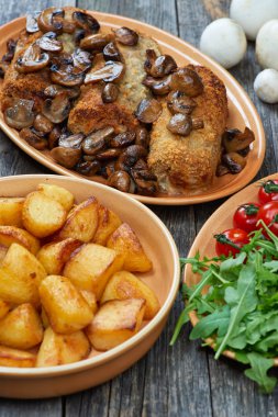 nağmeleme domuz kavrulmuş mantar ve patates