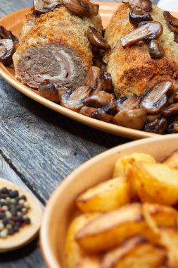 nağmeleme domuz kavrulmuş mantar ve patates