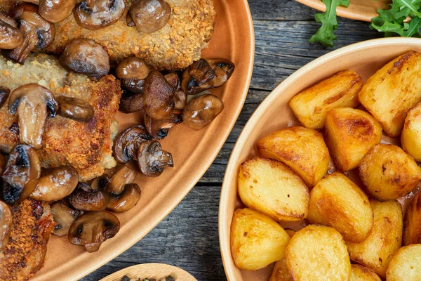 Roulade van varkensvlees met geroosterde paddenstoelen en aardappelen — Stockfoto