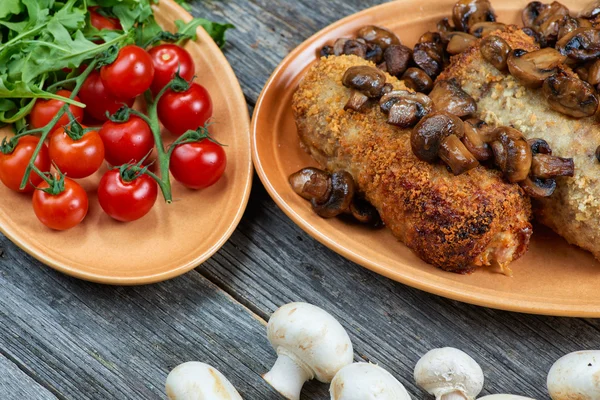 Roulade van varkensvlees met geroosterde paddenstoelen en aardappelen — Stockfoto