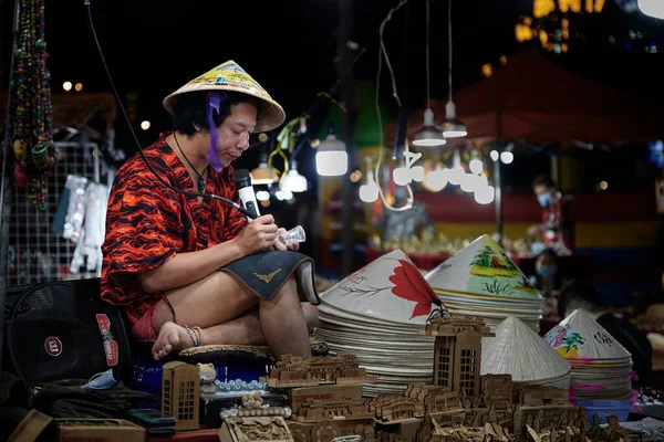 Nang City Vietnam Mar 2020 Hombre Vietnamita Vendiendo Souvenirs Mercado —  Fotos de Stock