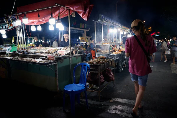 Da Nang Şehri, Vietnam MAR 03, 2020 - Şehrin gece pazarı, taze deniz ürünleri ve geleneksel Vietnam yemekleri ile ünlüdür.