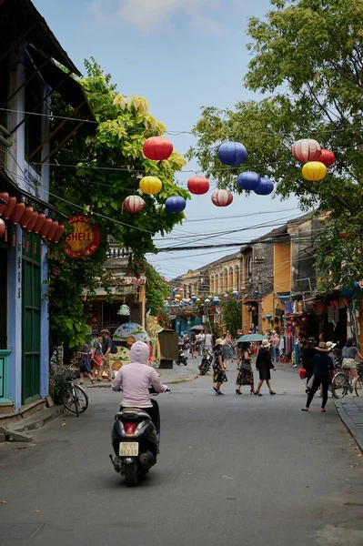 ホイアン ベトナム 2020年3月4日 街のカラフルで活気のある通り 観光客でいっぱい 小さなお店やレストラン — ストック写真