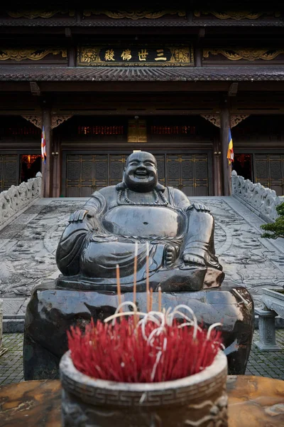 Ninh Binh Vietnã Feb 2020 Grande Estátua Buddha Fora Edifício — Fotografia de Stock