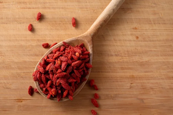 Goji meyveleri tahta kaşık üzerinde kurutulmuş