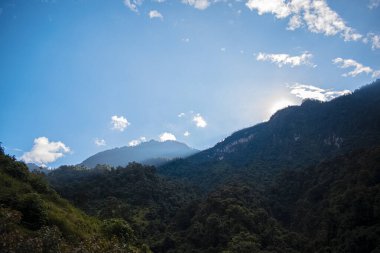 Mavi gündoğumu gökyüzüne sahip dağlar