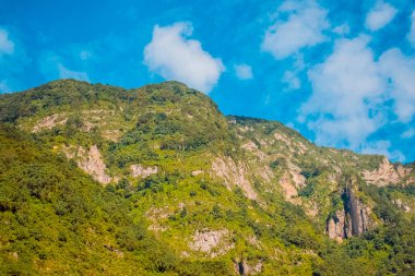 dağ ve mavi gökyüzü ile büyük tepe
