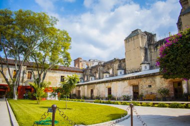 Antigua Guatemala 'nın güzel bahçe şehriyle klasik ve koloni mimarisinin tarihi merkezi.