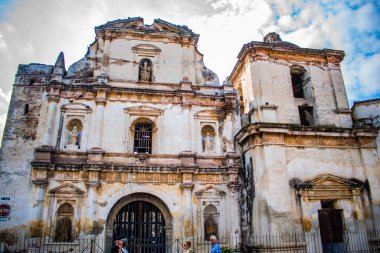Katolik kilisesi antigua guatemala 'mız var.