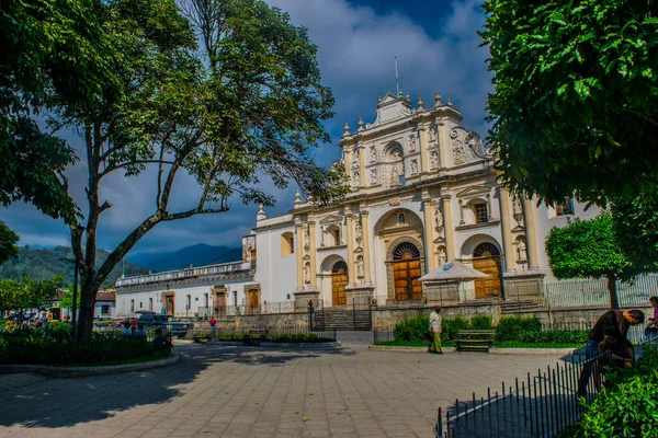 Antigua Iglesia Católica Con Parque — Foto de Stock