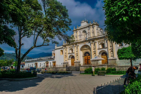 Vieille Église Catholique Avec Parc — Photo