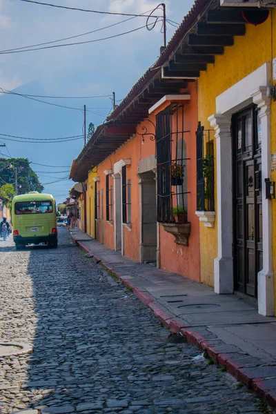 Calle Con Autobús Ciudad Vieja Guatemala Con Valcones — Foto de Stock