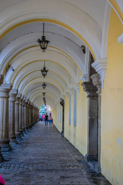 Paso Columnas Verdes Con Personas Ciudad Palacio Antigua Guatemala — Foto de Stock