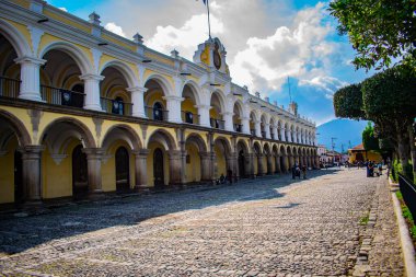 Benzersiz sanat ve taş sokağıyla güzel bir saray