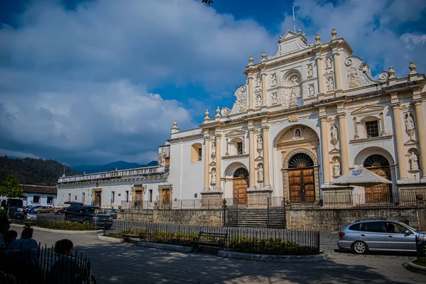 Duży Kościół Starego Miasta Gwatemala Obrazami — Zdjęcie stockowe