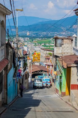 San Andres Xecul Sokağı ve Renkli Kilise