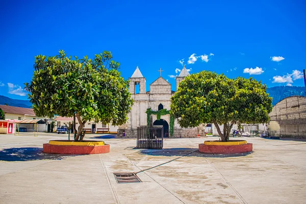 Hermosa Iglesia Antigua Con Árboles Cielo Azul Cajola — Foto de Stock