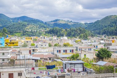 Dağları ve evleri olan Cajola kasabası