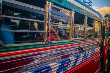 Yolcu taşıyan kırmızı ve yeşil Xela kamyonetler