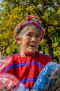 Cajola 'lı yaşlı kadın elinde hediyelerle anneler günü için ağlayan tipik bir kostüm giymiş.