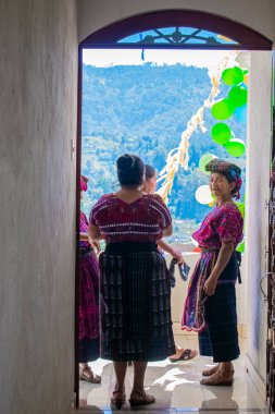 Cajola 'nın kapısında konuşan Maya yerlisi kadınlar.