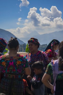 Yerli Maya kadınları arka planda cajola manzarasıyla sohbet ediyorlar.