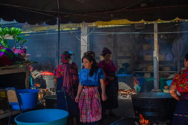 Коренные Женщины Майя Готовят Кахоле Типичной Одеждой Дымом Камбузе — стоковое фото