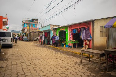 Caddenin kenarındaki kıyafetlerin dizginleri Cajola 'dan gelen bulutlarla