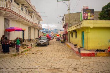 car parked on the street with vendors in cajola