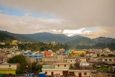 Dağlı Chola şehri manzarası ve bulutlu günbatımı havası