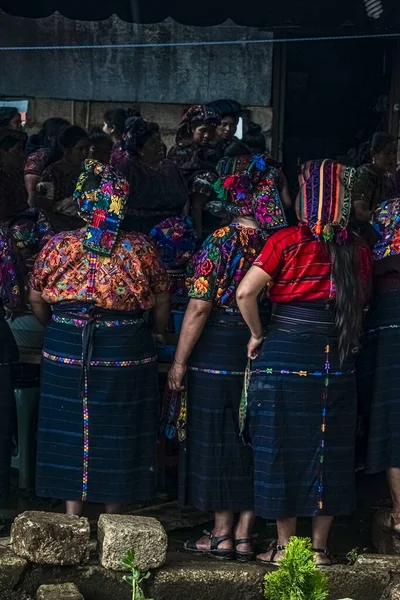 Mulheres Maias Alinhadas Com Roupas Típicas Cores Brilhantes Galera Comendo — Fotografia de Stock