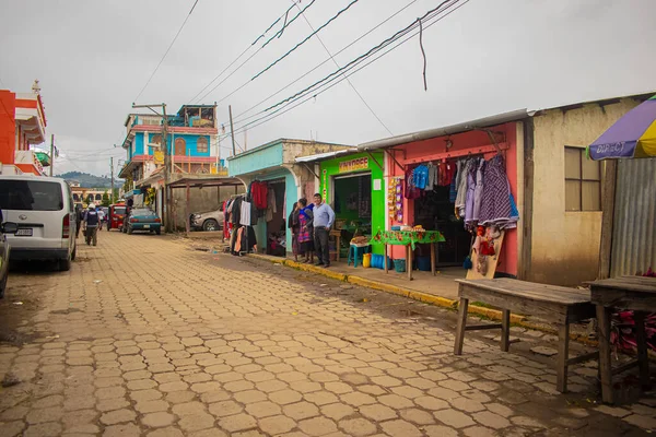 Rienda Ropa Borde Calle Con Nubes Cajola — Foto de Stock