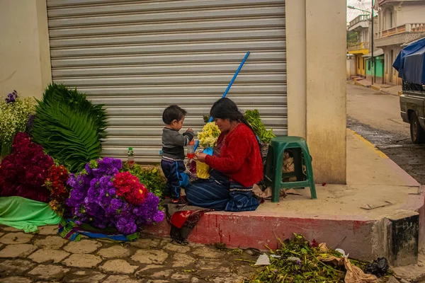Коренные Женщины Сын Продают Цветы Сидя Улице Кахола — стоковое фото
